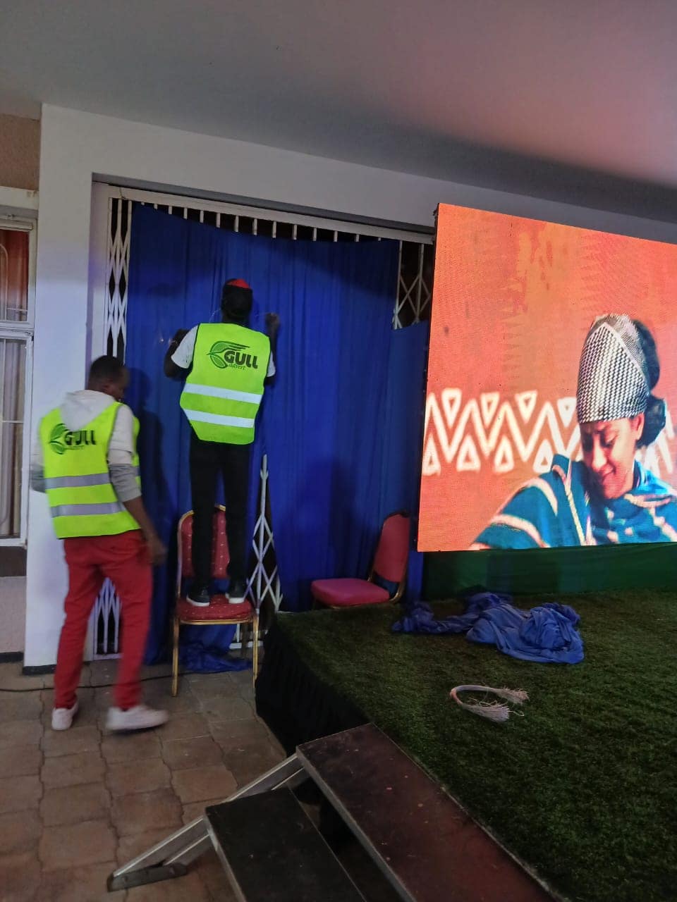 Gull team installing stage backdrop